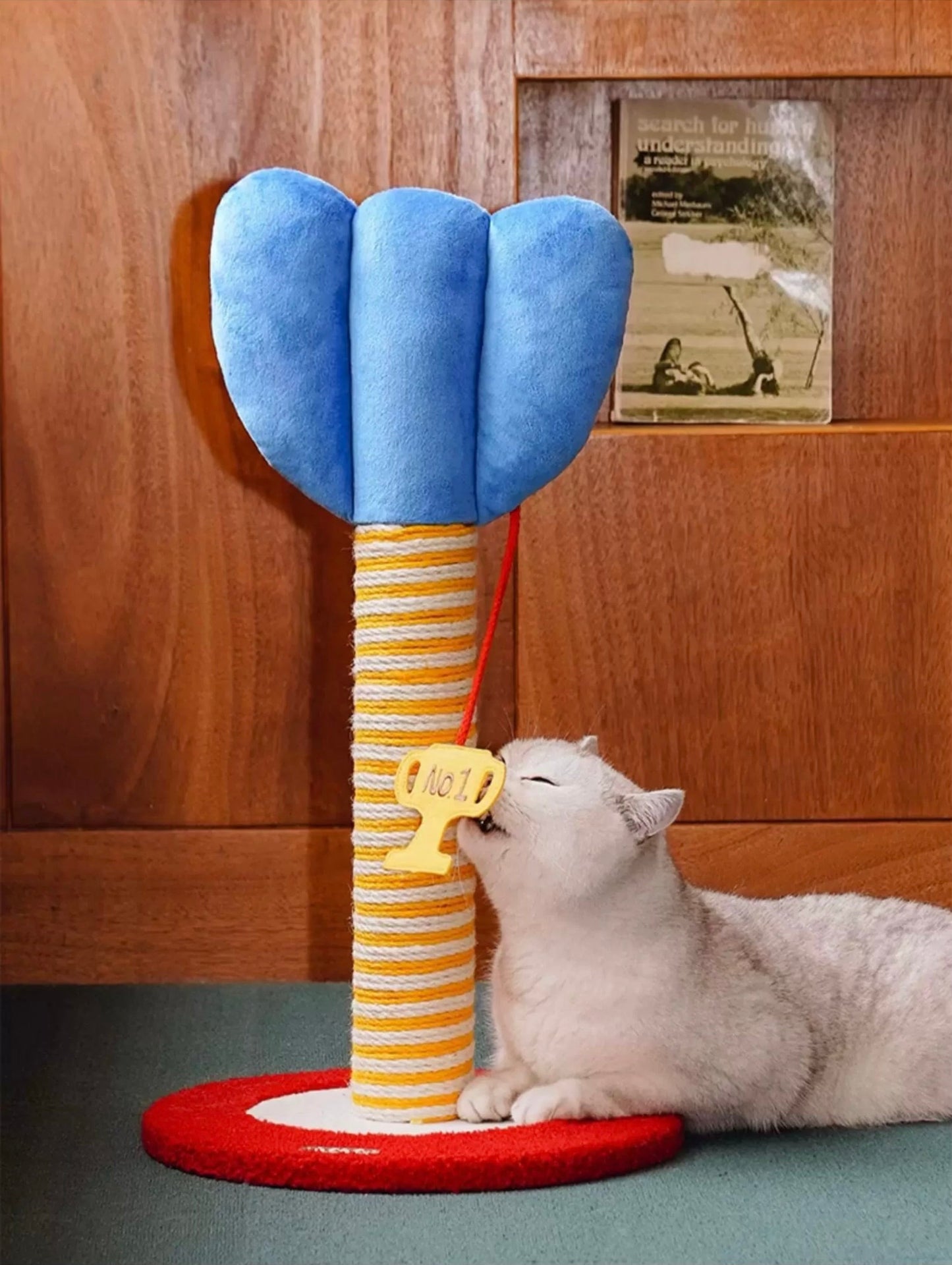 ZEZE Red Heart Dart Scratching Post