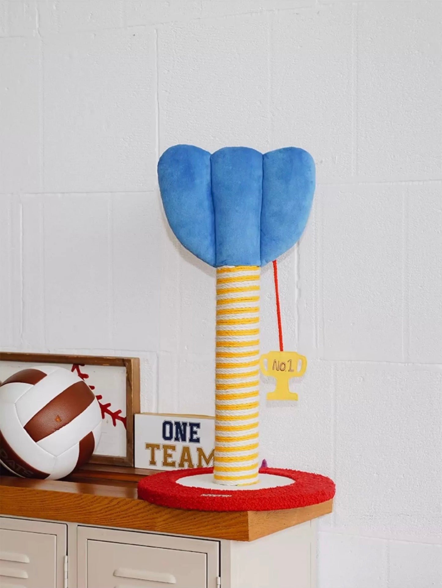 ZEZE Red Heart Dart Scratching Post