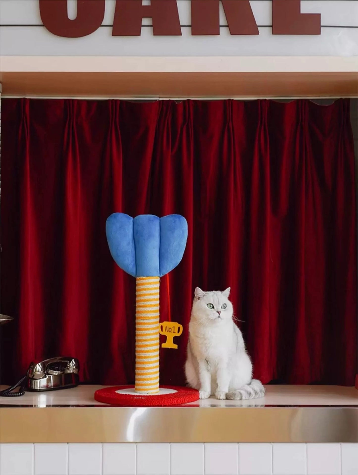 ZEZE Red Heart Dart Scratching Post