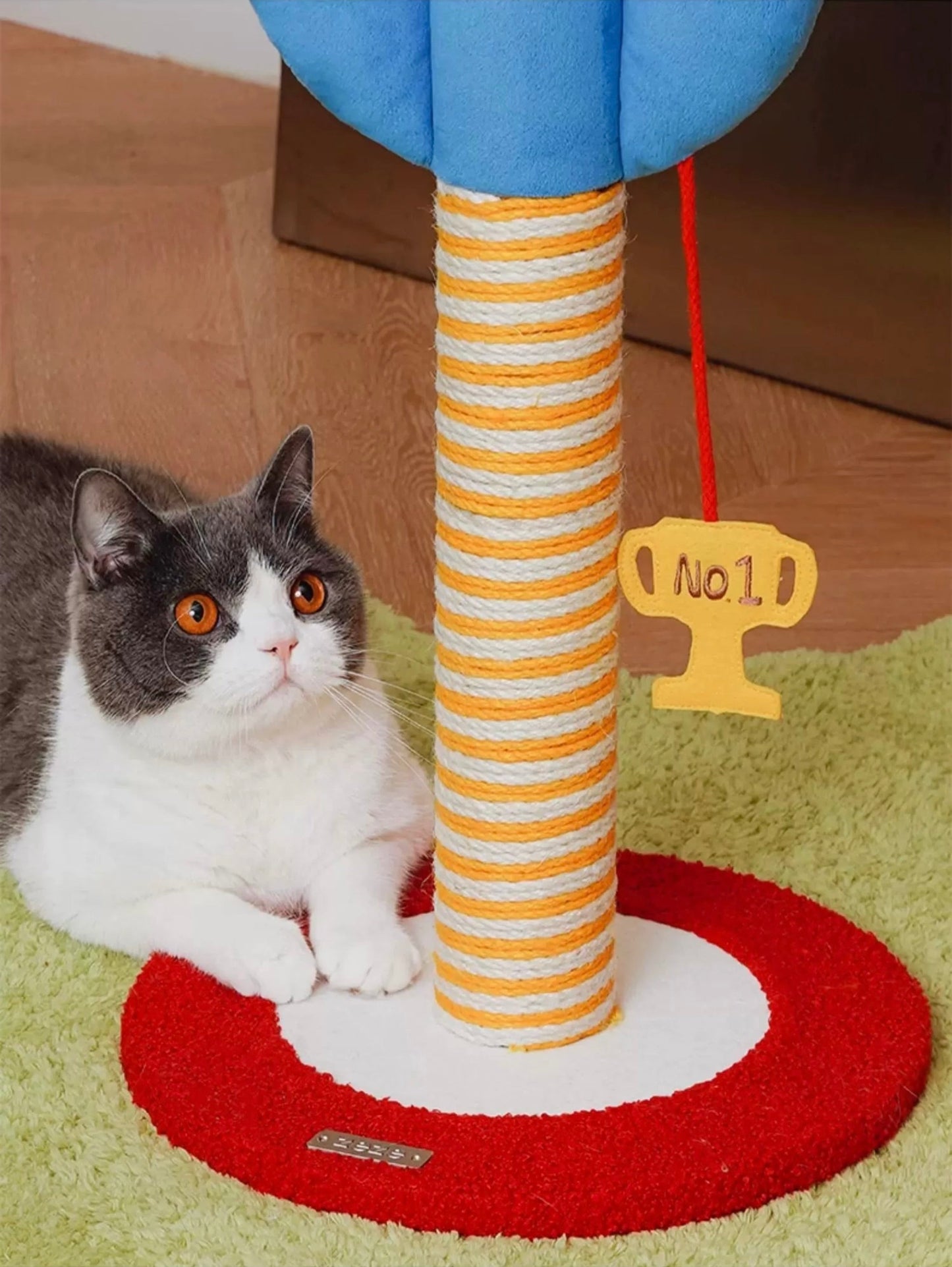 ZEZE Red Heart Dart Scratching Post